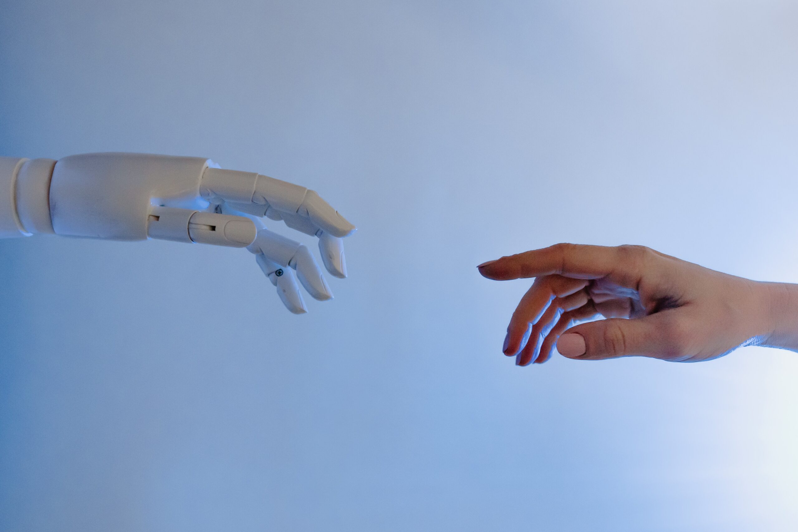 Eine menschliche Hand und eine Roboterhand auf dem Weg zur Berührung