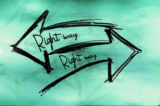 Auf zwei gegenläufigen Pfeilen steht oben "right way", unten " wrong way"